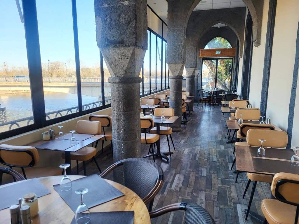 Salle du restaurant Le Divino en bord d'eau à Agde centre-ville